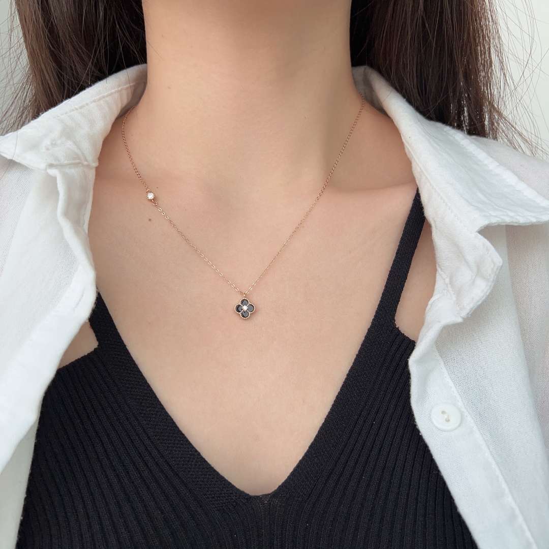 [Noble Jewelry]Delicate Flower Shape Necklace