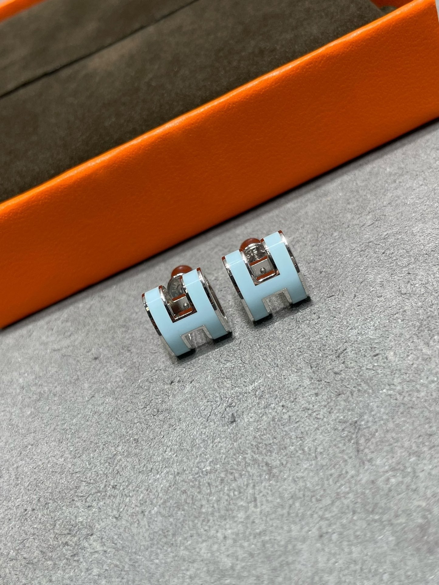 [Noble Jewelry]POP H SKY BLUE STUD EARRINGS