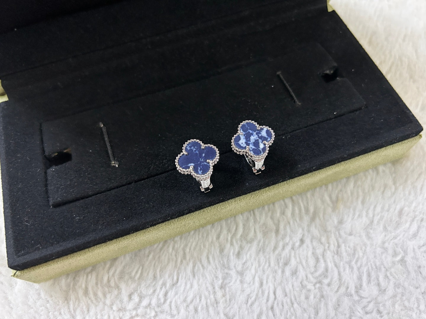 [Noble Jewelry]CLOVER PIETERSITE MEDIUM STUD EARRINGS