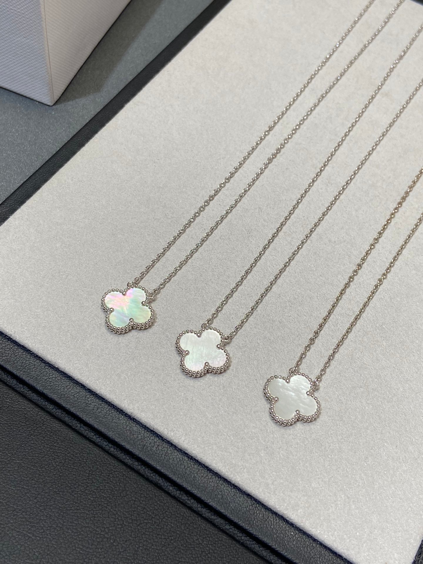 [Noble Jewelry]CLOVER MEDIUM SILVER WHITE MOP NECKLACE