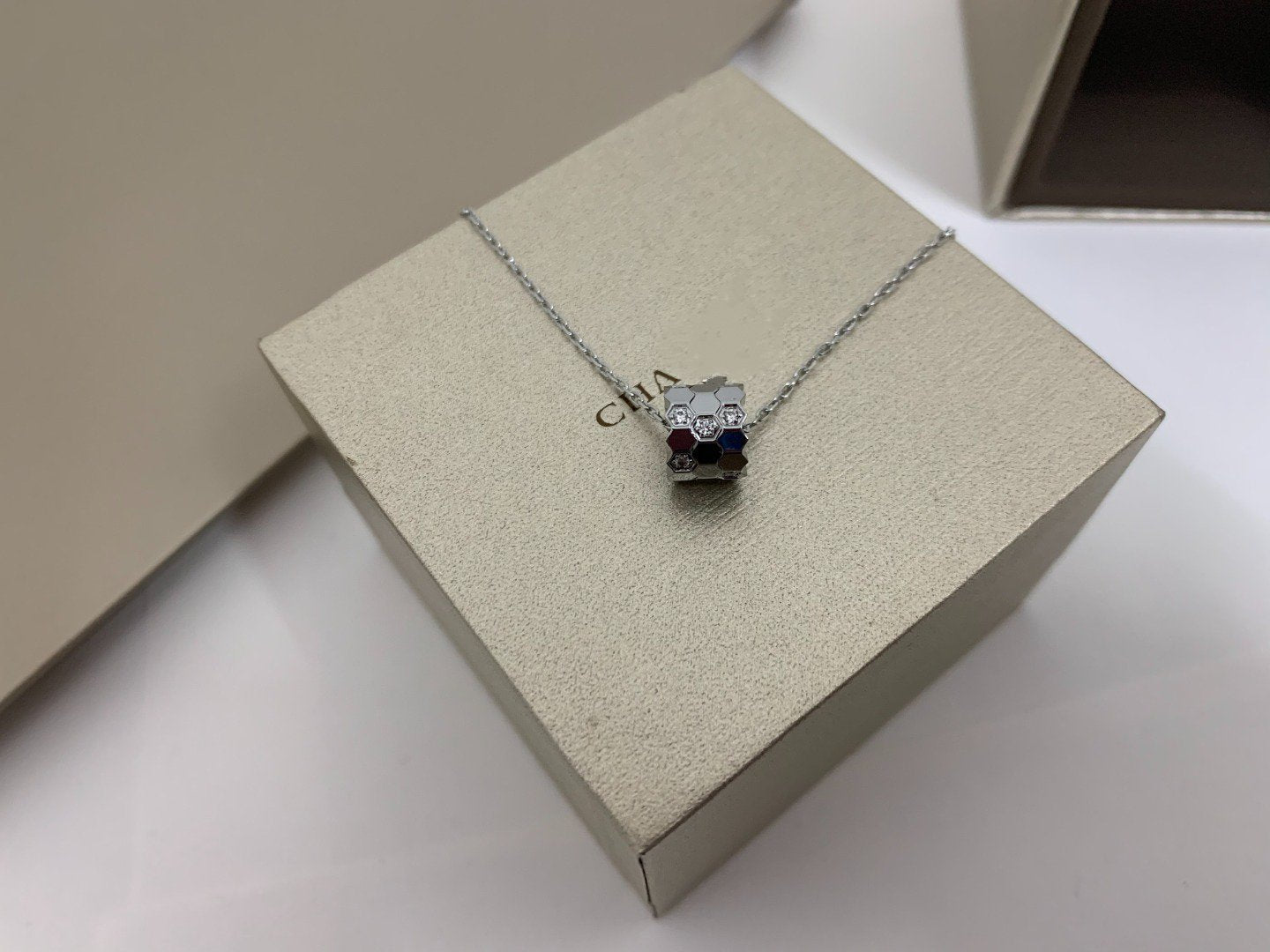 [Noble Jewelry]BEE LOVE DIAMOND NECKLACE