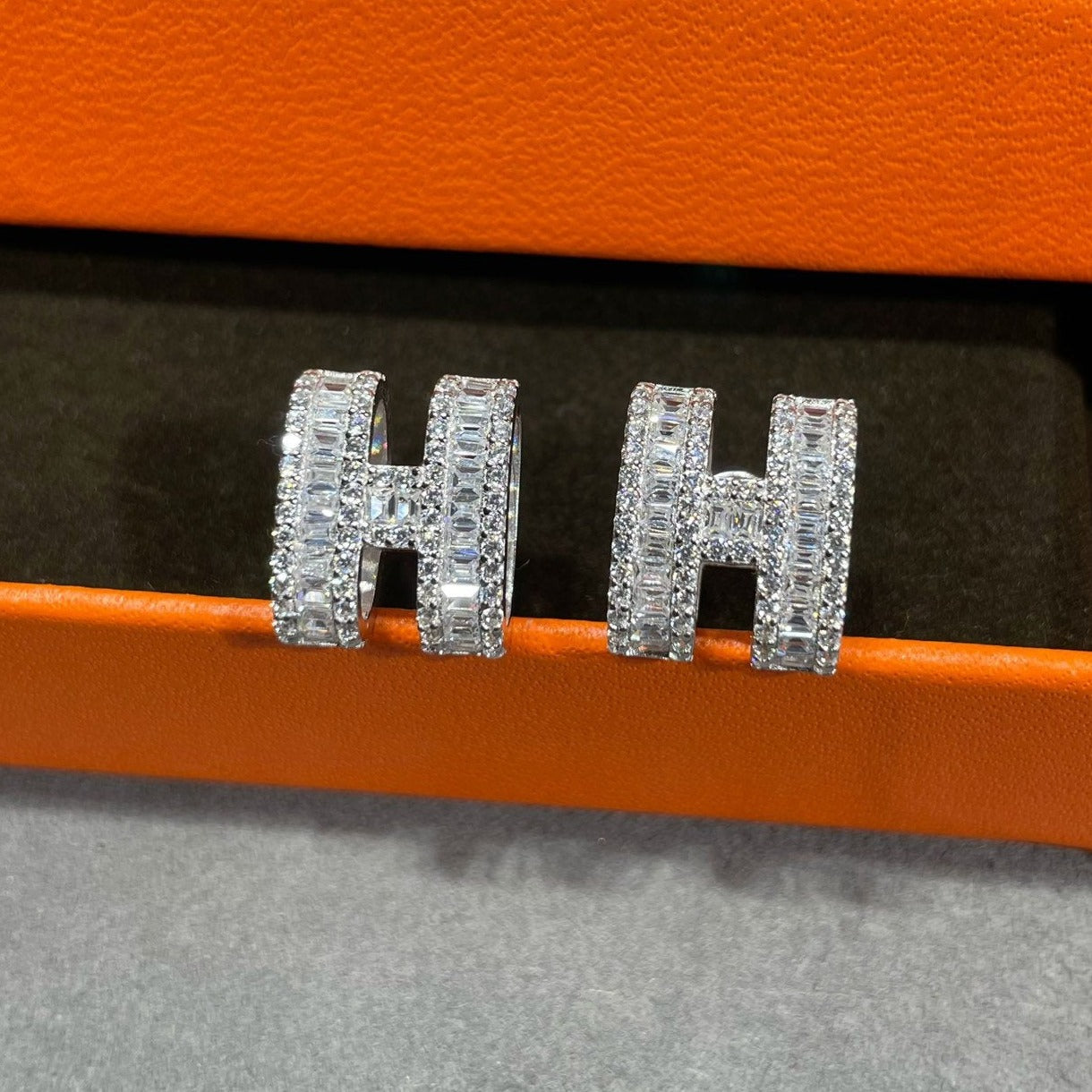 [Noble Jewelry]H STUD EARRINGS WITH SILVER DIAMONDS