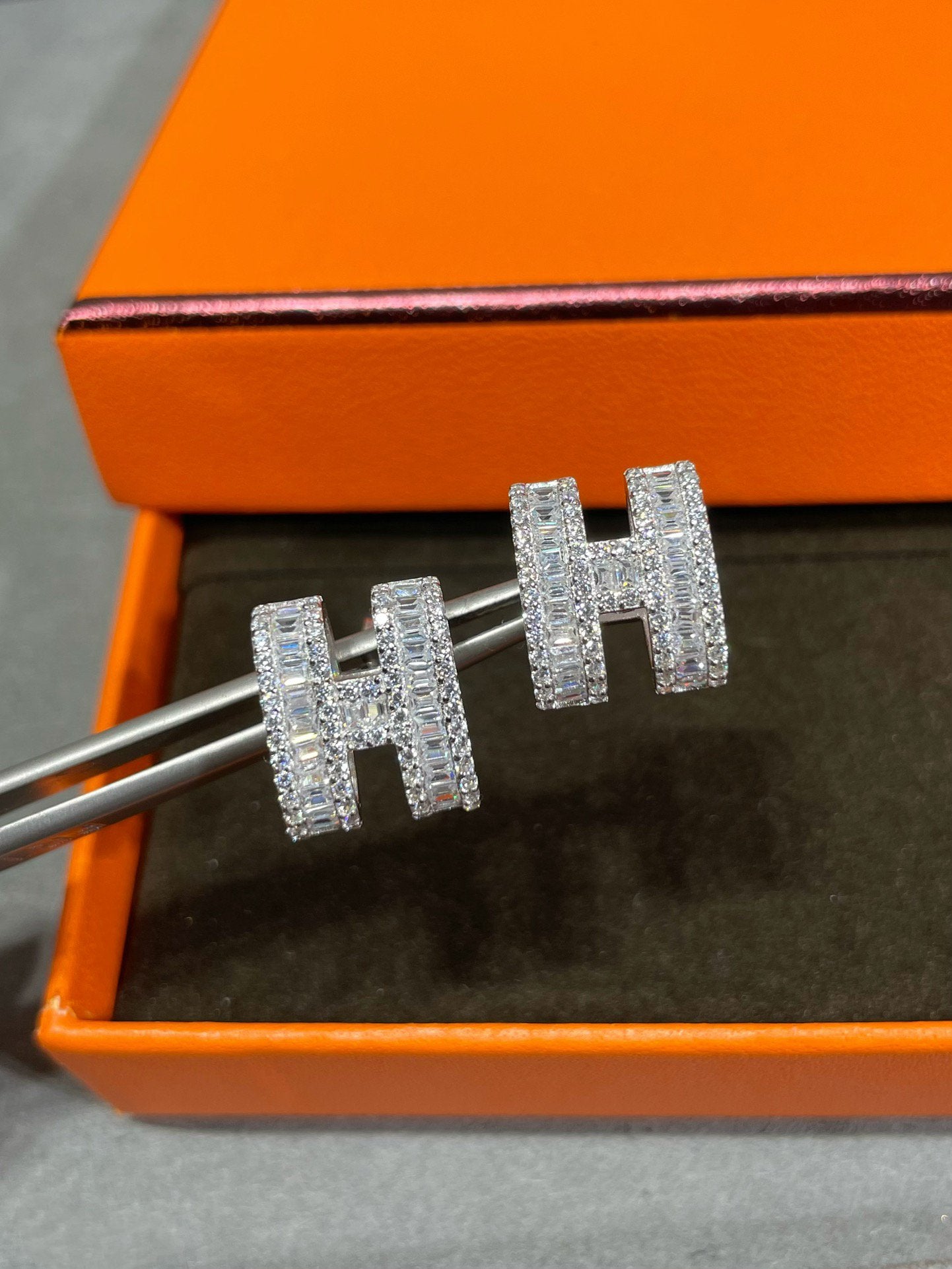 [Noble Jewelry]H STUD EARRINGS WITH SILVER DIAMONDS