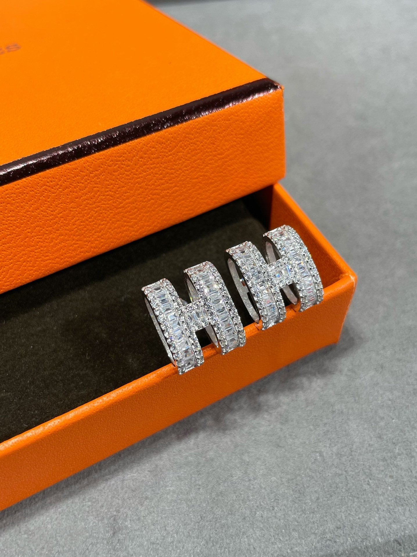 [Noble Jewelry]H STUD EARRINGS WITH SILVER DIAMONDS